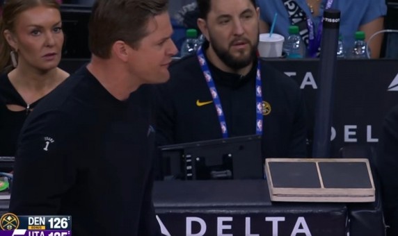 开云网址入口-关键时刻啊！约基奇抢篮板摔倒搏到罚球 爵士主教练哈迪暴怒！