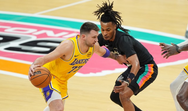 开云app-卡斯尔：我努力不让东契奇站上罚球线 凭一己之力实在没法防住他